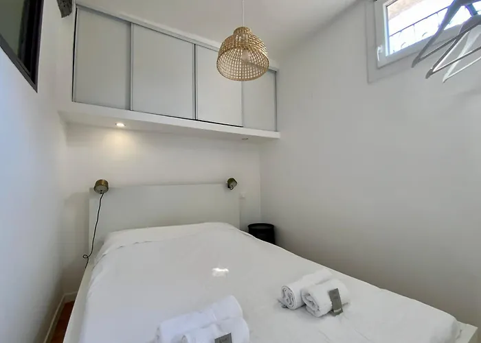 The Cozy! Air-conditioned Centre With One Bedroom *
